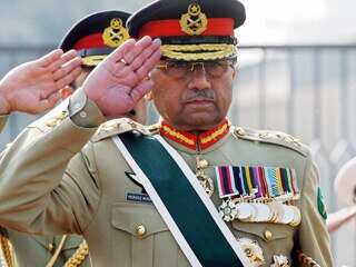 Pervez Musharraf salutes his troops on his last full day as Pakistan's army chief. (Getty Images)
