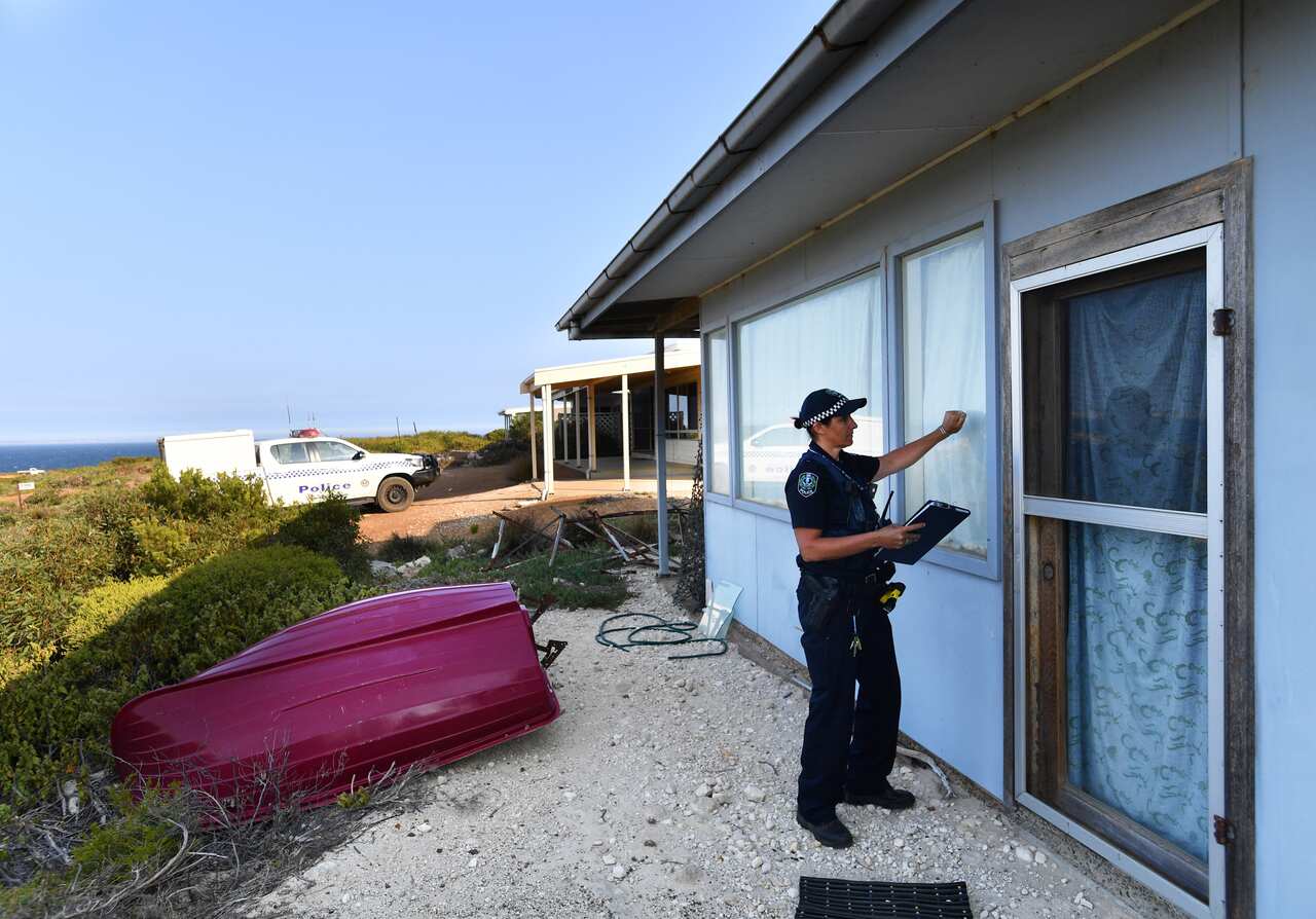 Police went door-to-door to urge people to evacuate Vivonne Bay on Kangaroo Island on Wednesday. 