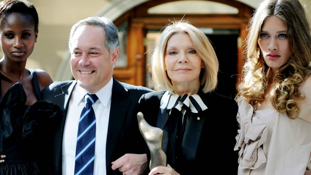 NSW Premiere Morris Iemma (centre left) poses for photographs with Australian designer and winner of the 2008 Australian Fashion Laureate Carla Zampatti 
