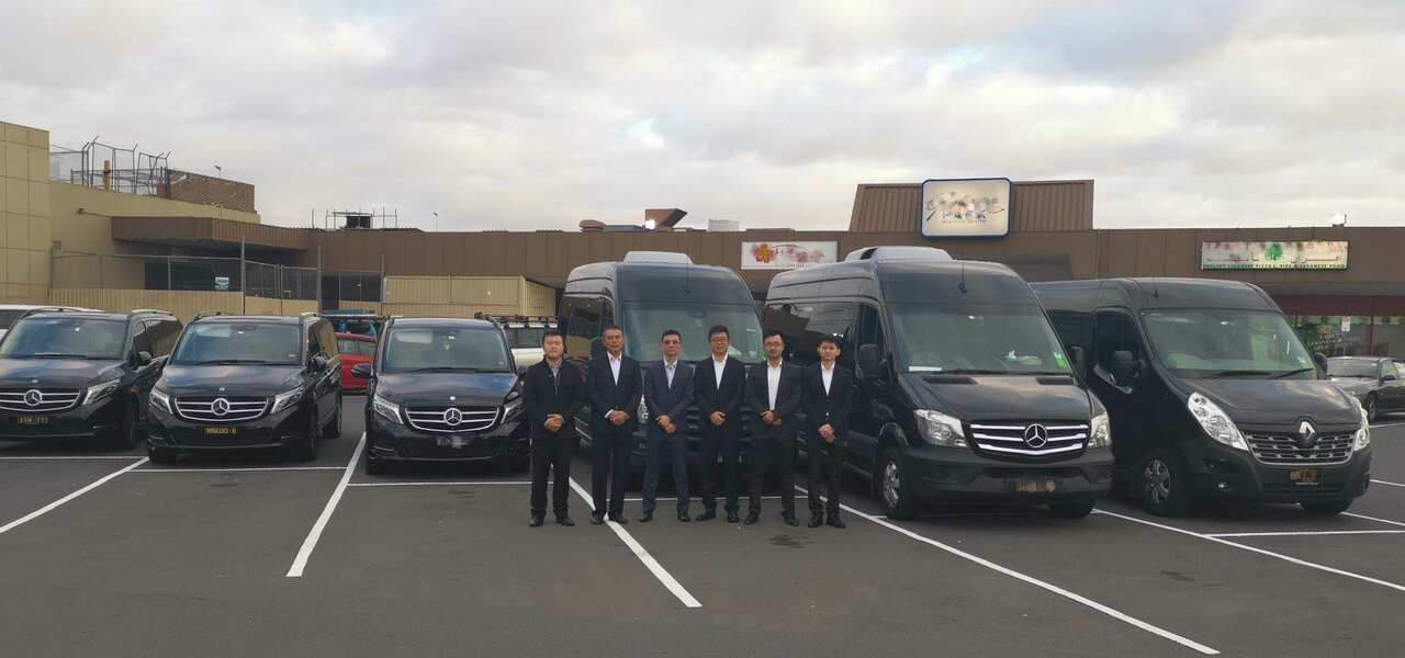 金纬（右三）和车队师傅们