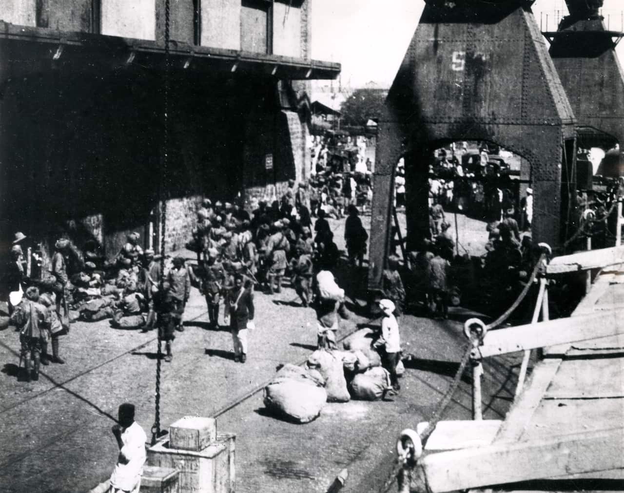 Troops of the Poona Division embarking at Bombay Docks for service in Mesopotamia, October 1914.