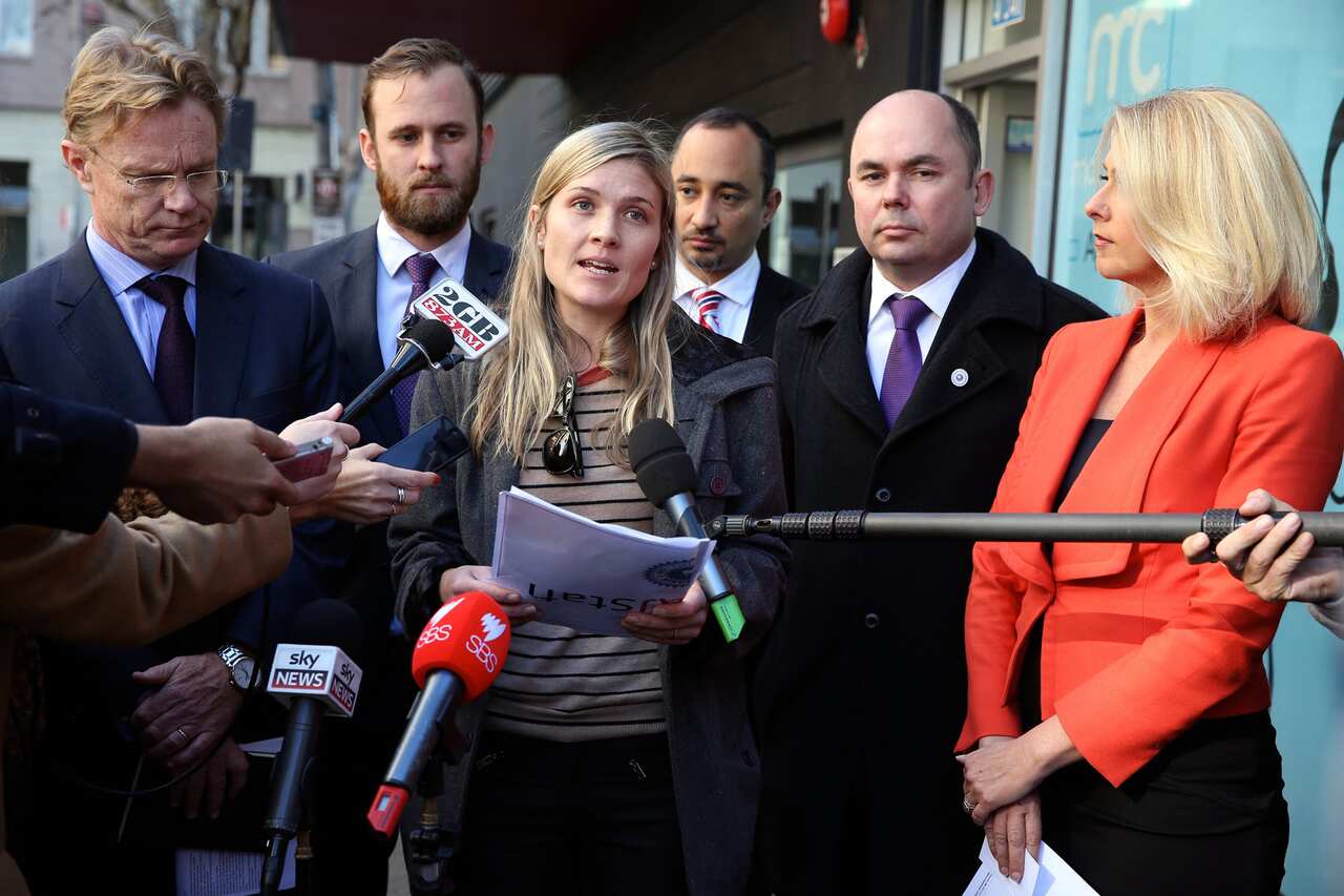 Sophie McNeill (centre) (AAP Image/Jane Dempster) NO ARCHIVING