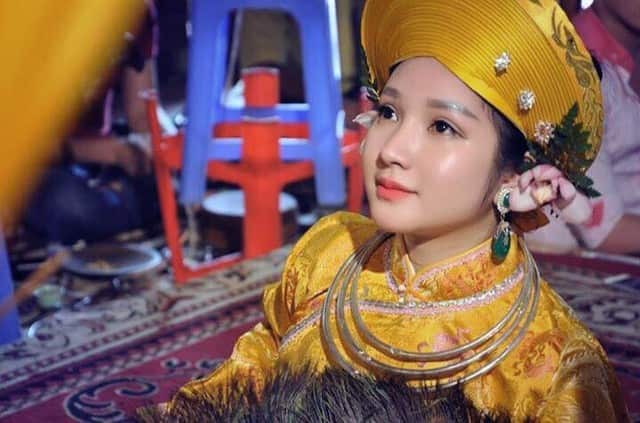 Cô đồng Hạnh trong một lần hầu đồng