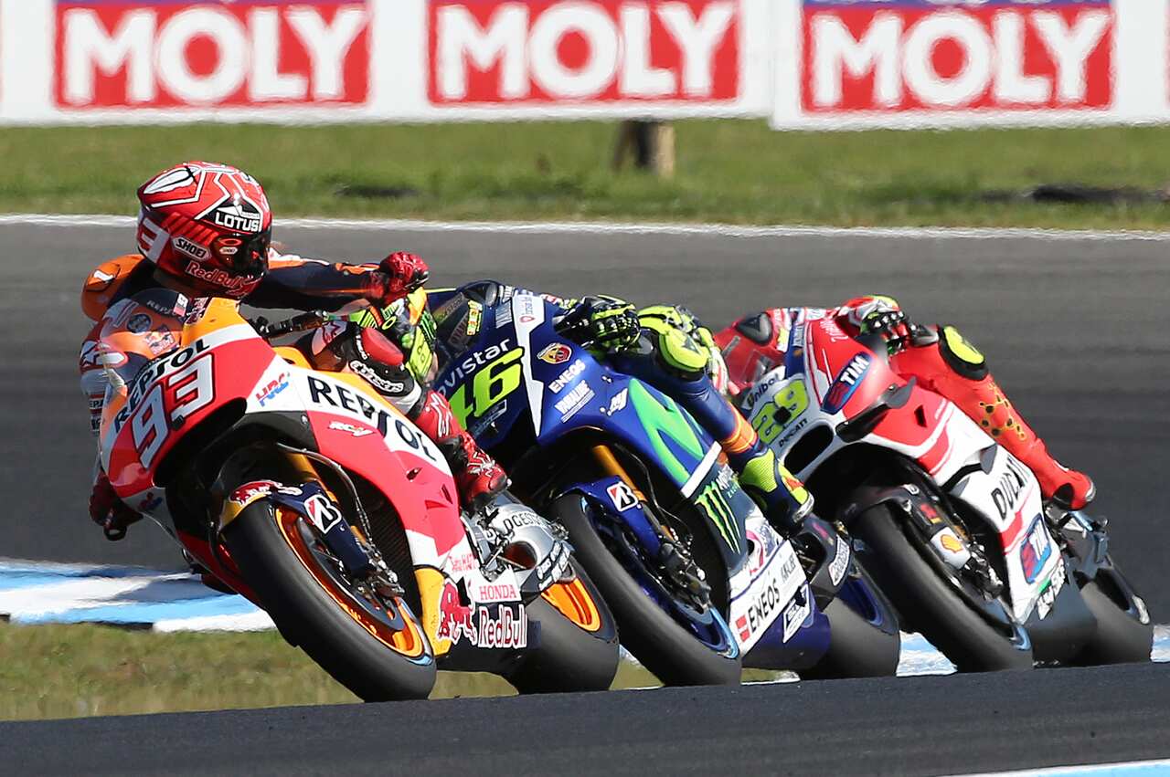 Marquez, Rossi e Iannone in un'immagine-simbolo del GP d'Australia del 2015