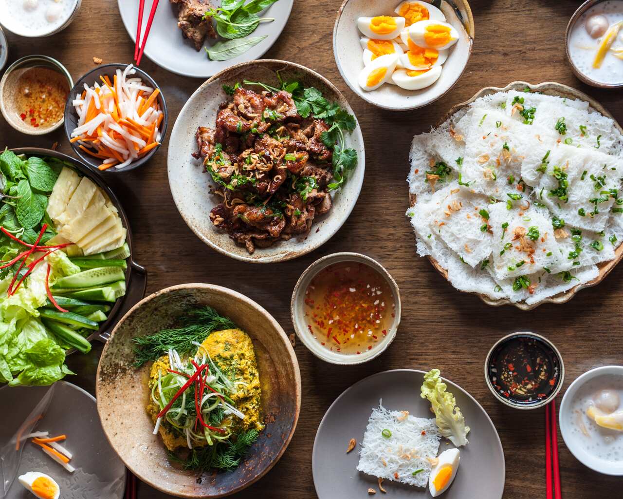 Các thực khách người Úc đặc biệt thích tiệc thịt và cá nướng cuốn bánh tráng của Rice Kitchen.