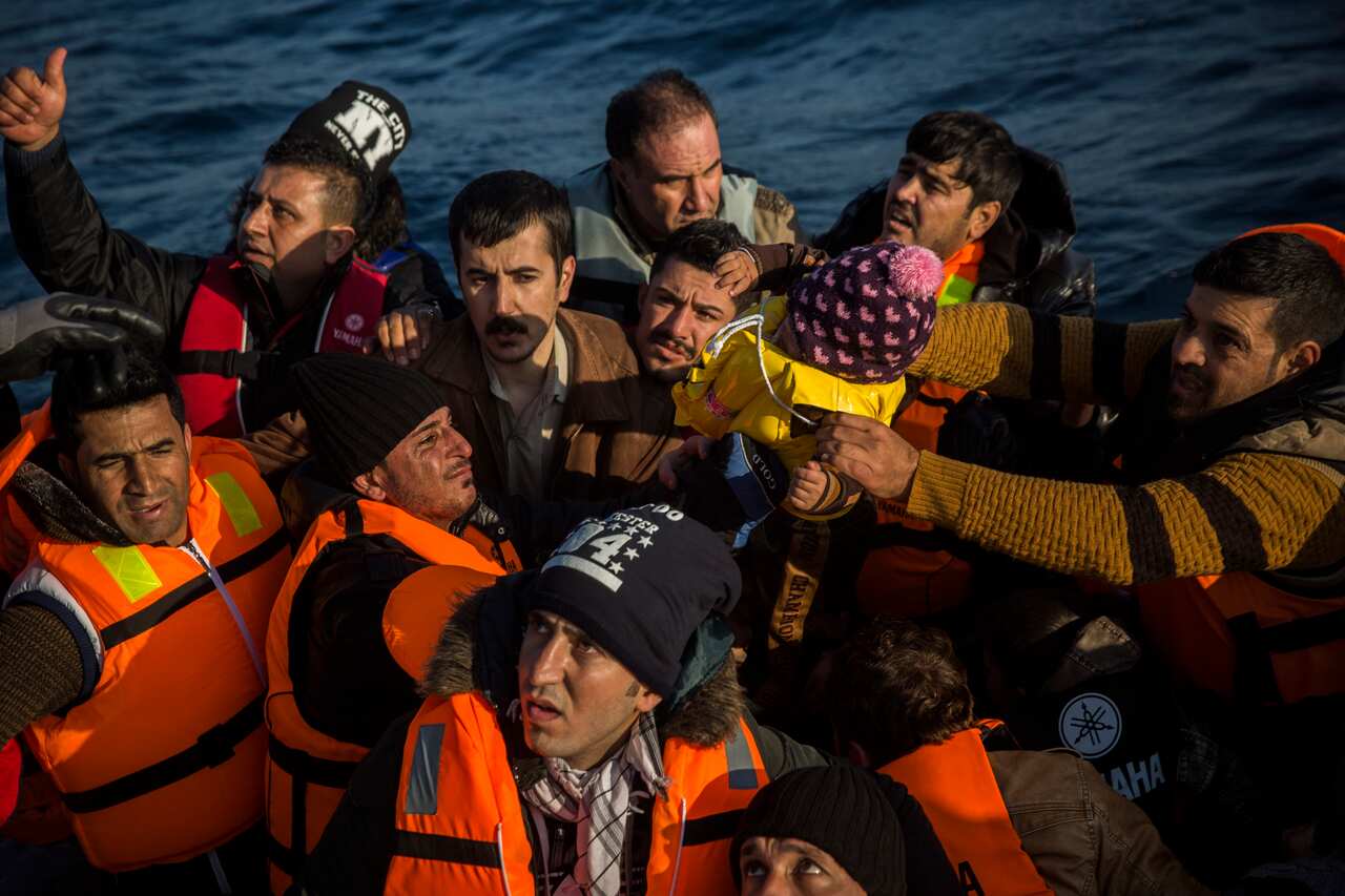 Migrants approach Lesbos 2015.