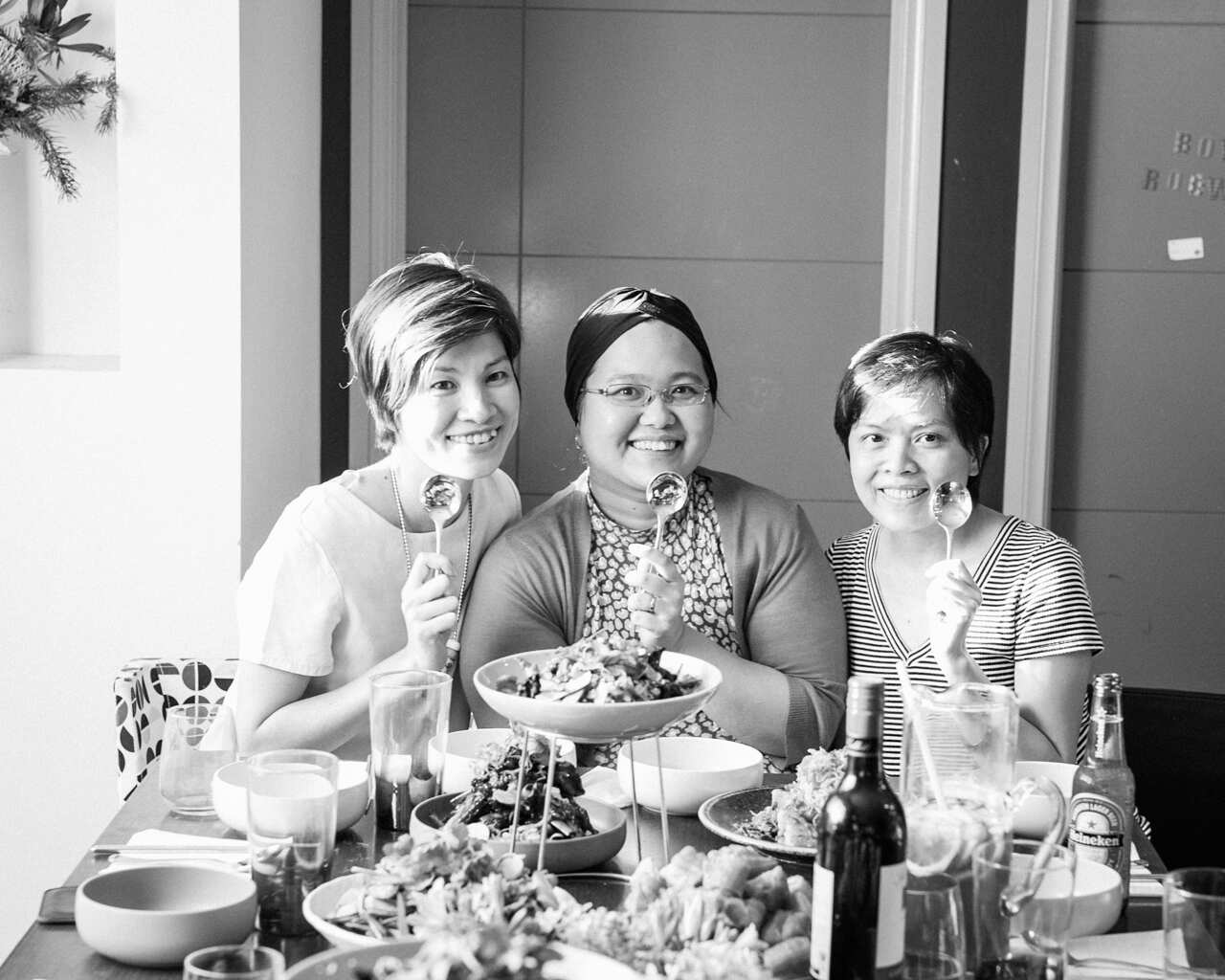 Từ trái qua phải: Lili, Hoàng Anh và Hà, những nhân sự đầu tiên của Rice Kitchen.