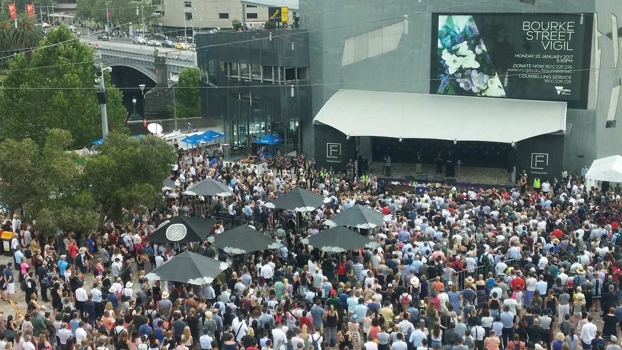 Tausende versammeln sich am Federation Square.