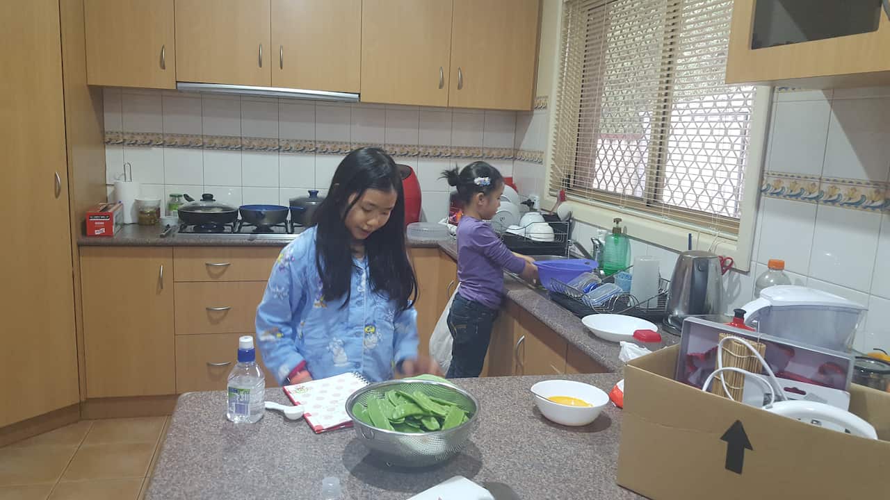 Việc tham gia vào chuẩn bị bữa ăn giúp mẹ khiến Sophie và Susie thích thú hơn