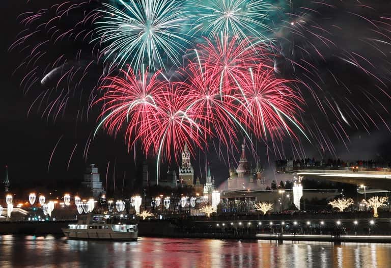 epaselect epa06411786 Fireworks illuminate the night sky over the Kremlin during New Year's Eve celebrations in Moscow, Russia, 01 January 2018.  EPA/YURI KOCHETKOV