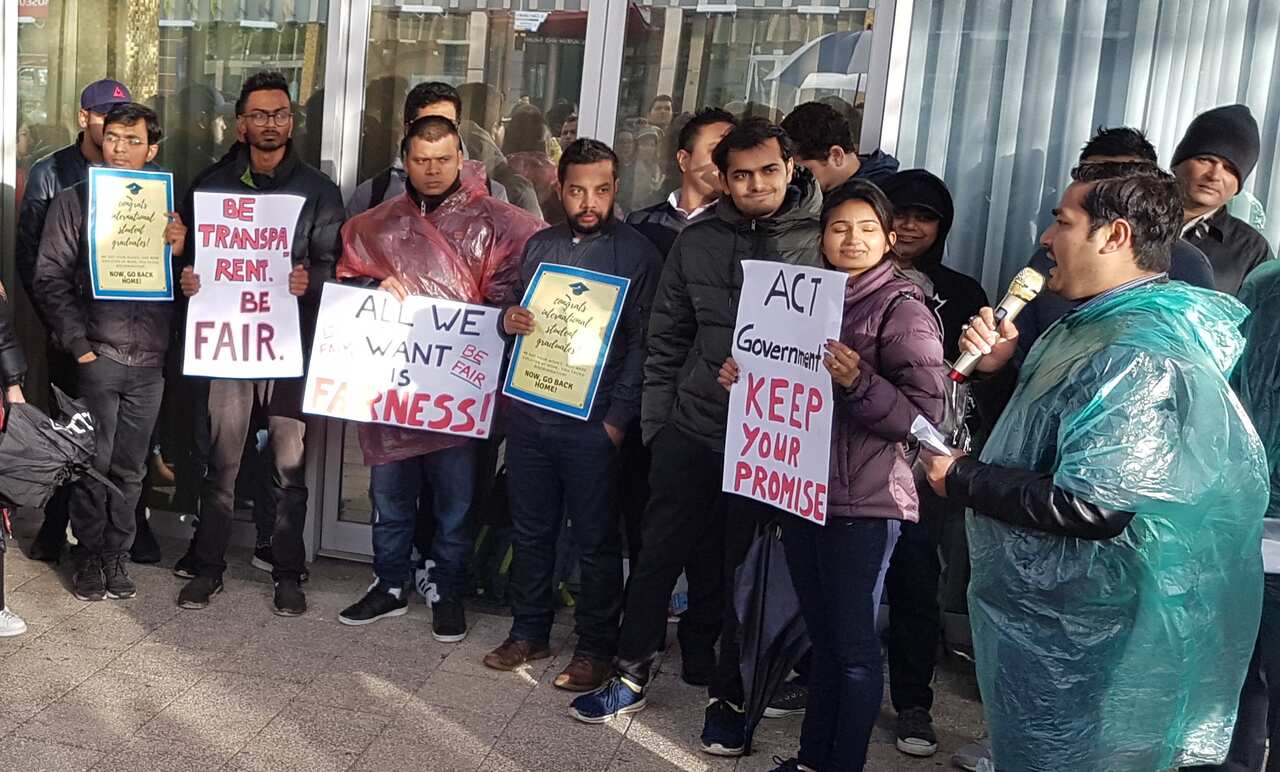 Estudiantes Internacionales han protestado en Canberra. 