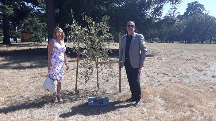 The coordinator of the Committee for the Commemoration of the Battle of Crete, Antonis Tsourdalakis and Committee's member, educator Natasha Spanos in Ballarat.