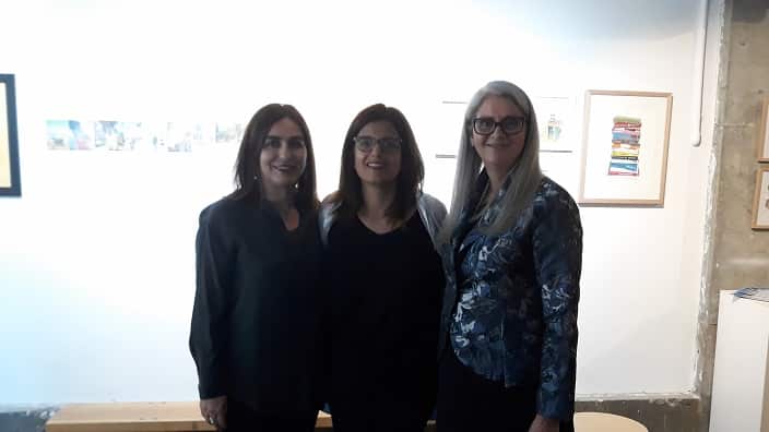 Στη μέση, η Τάμμυ Ηλίου, αριστερά, η Βικτώρια Κυριακοπούλου, και δεξιά η Πελαγία Μαρκογιαννάκη σε πρόσφατη εκδήλωση. 