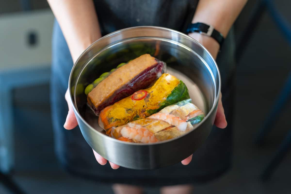 Các gỏi cuốn nhiều màu sắc của Rice Kitchen trong tô của Returnr