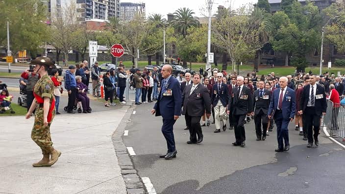 Members of Melbourne's Hellenic RSL and students marching in front of the Shrine of Remembrance (25 April 2019). 