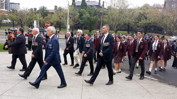 Members of Melbourne's Hellenic RSL and students marching in front of the Shrine of Remembrance (25 April 2019). 