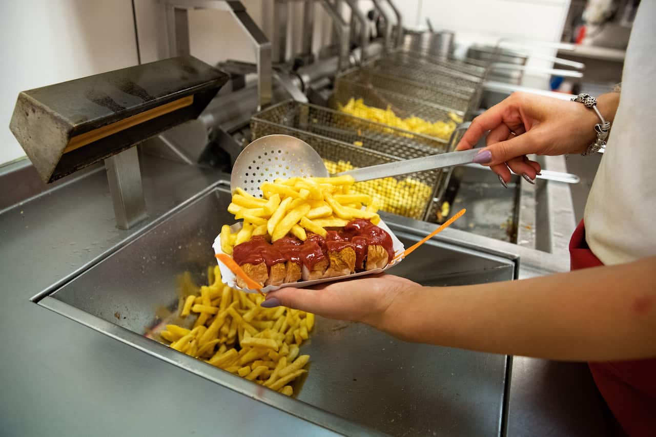 Representational image of a worker working in a restaurant. 