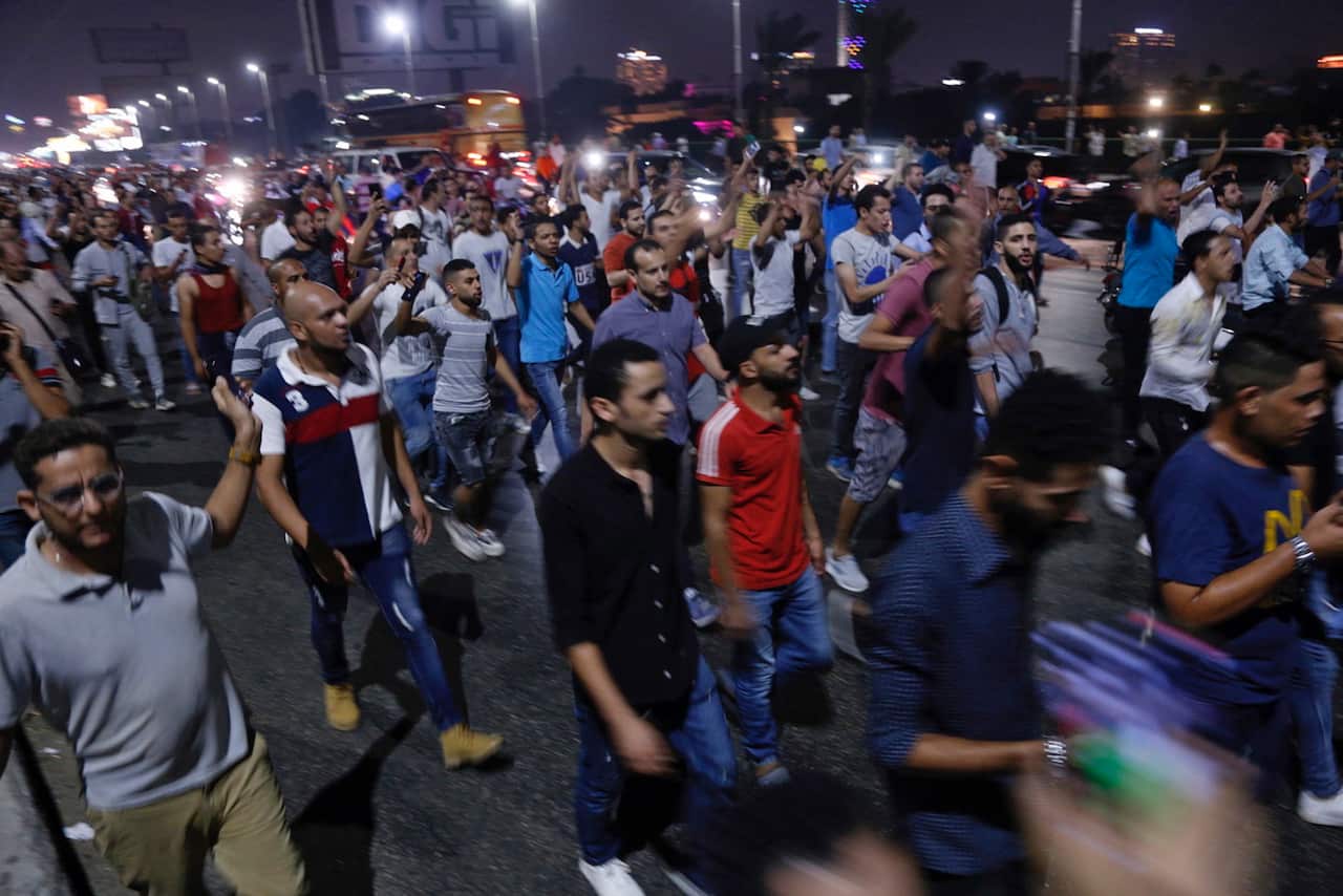 epaselect epa07858289 Egyptian protesters gather in downtown Cairo shouting anti-government slogans during a demonstration in Cairo, Egypt, 21 September 2019.  EPA/STRINGER