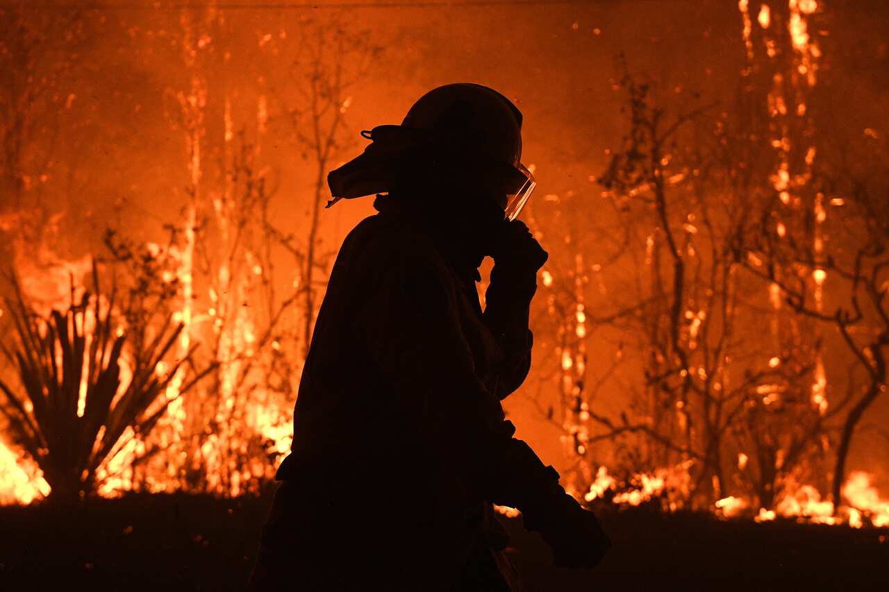 NSW Rural Fire Service crews protect properties on Waratah Road and Kelyknack Road as the Three Mile fire approaches Mangrove Mountain north of Sydney