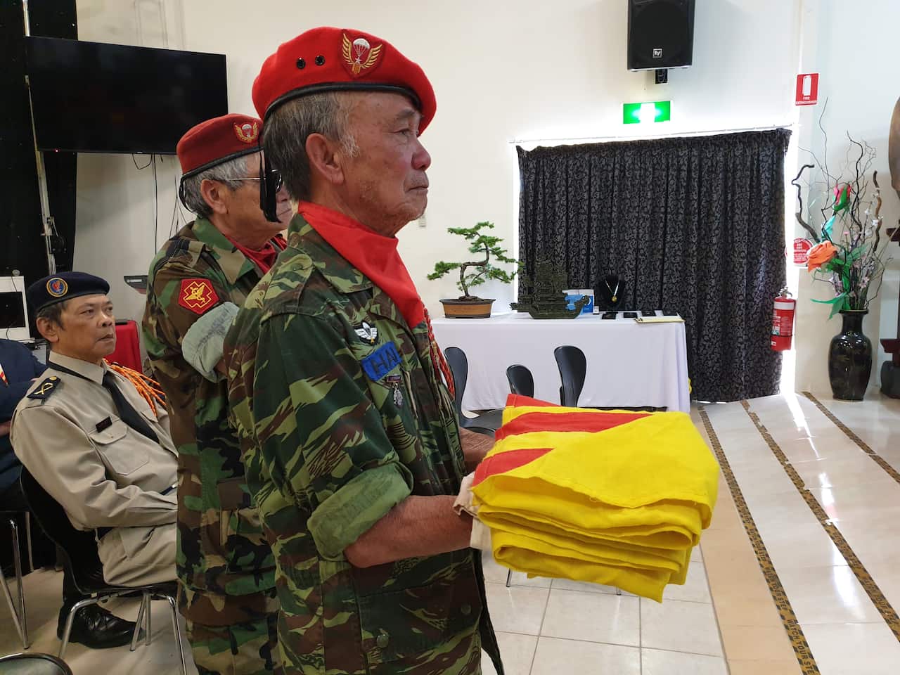 Cựu binh VNCH chào quốc kỳ