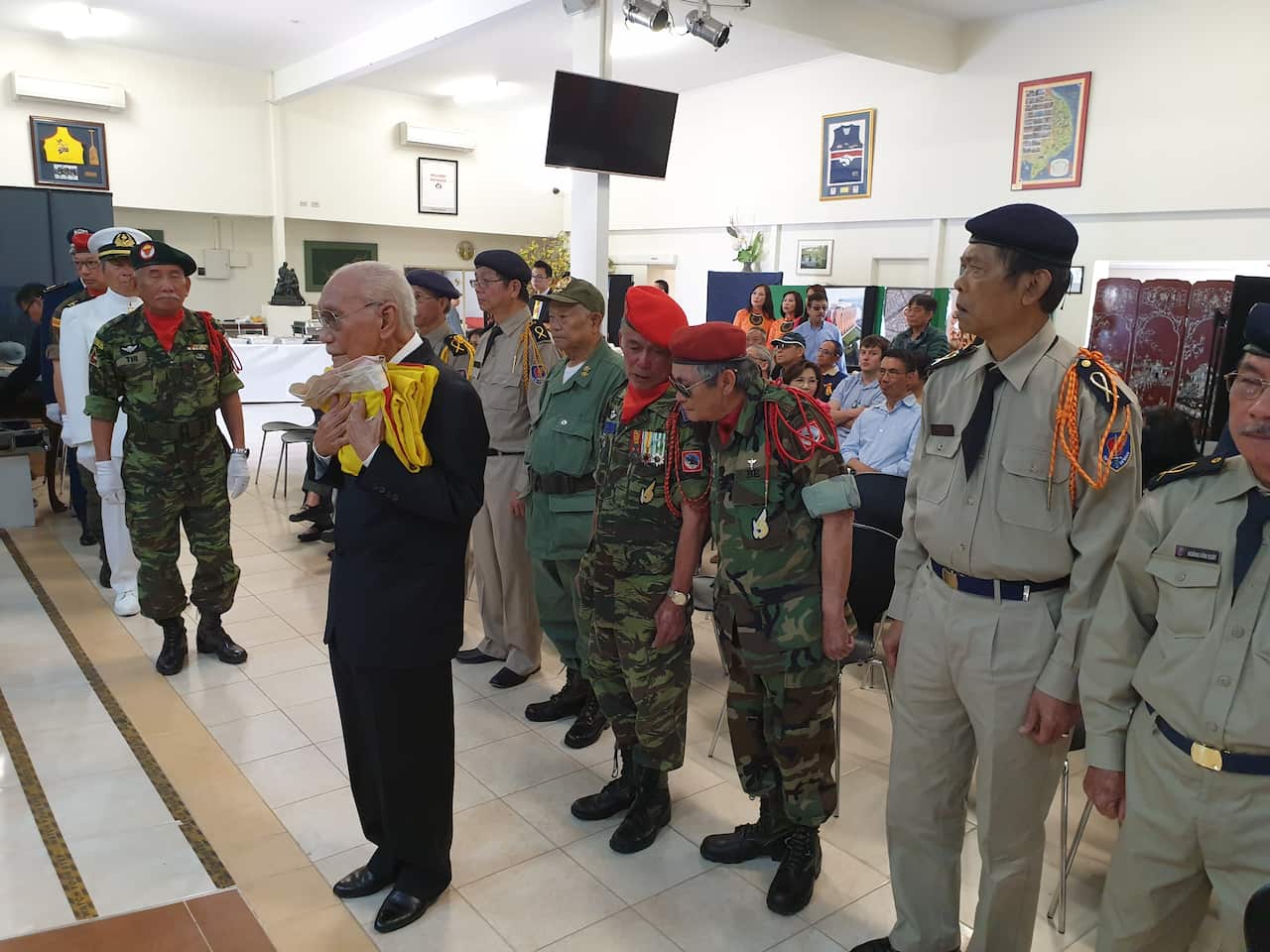 Cựu binh VNCH rước quốc kỳ