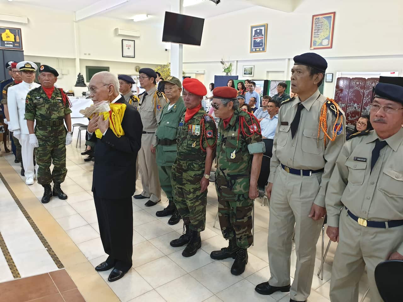 Ông Võ Đại Tôn trao lá cờ VNCH cho đại diện CĐNVTD Úc châu