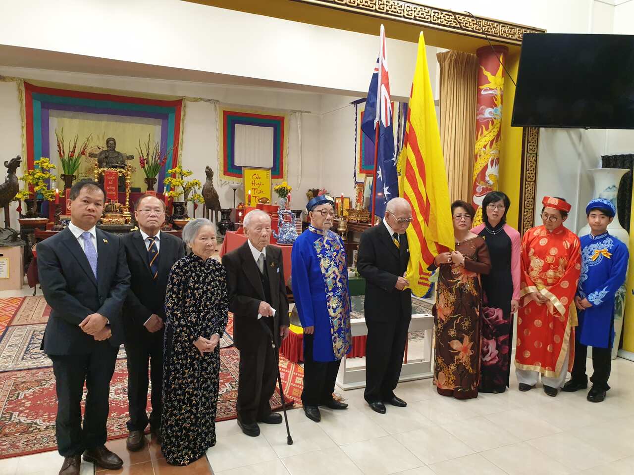 Ông Võ Đại Tôn trao lá cờ VNCH cho đại diện CĐNVTD Úc châu