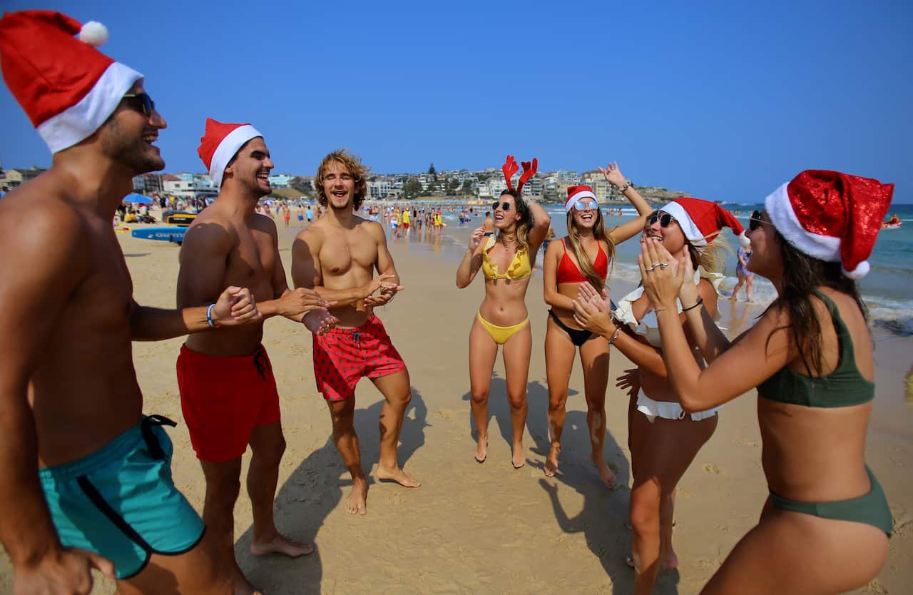 Turisti stranieri in spiaggia a Bondi nell'ultimo Natale pre-pandemico