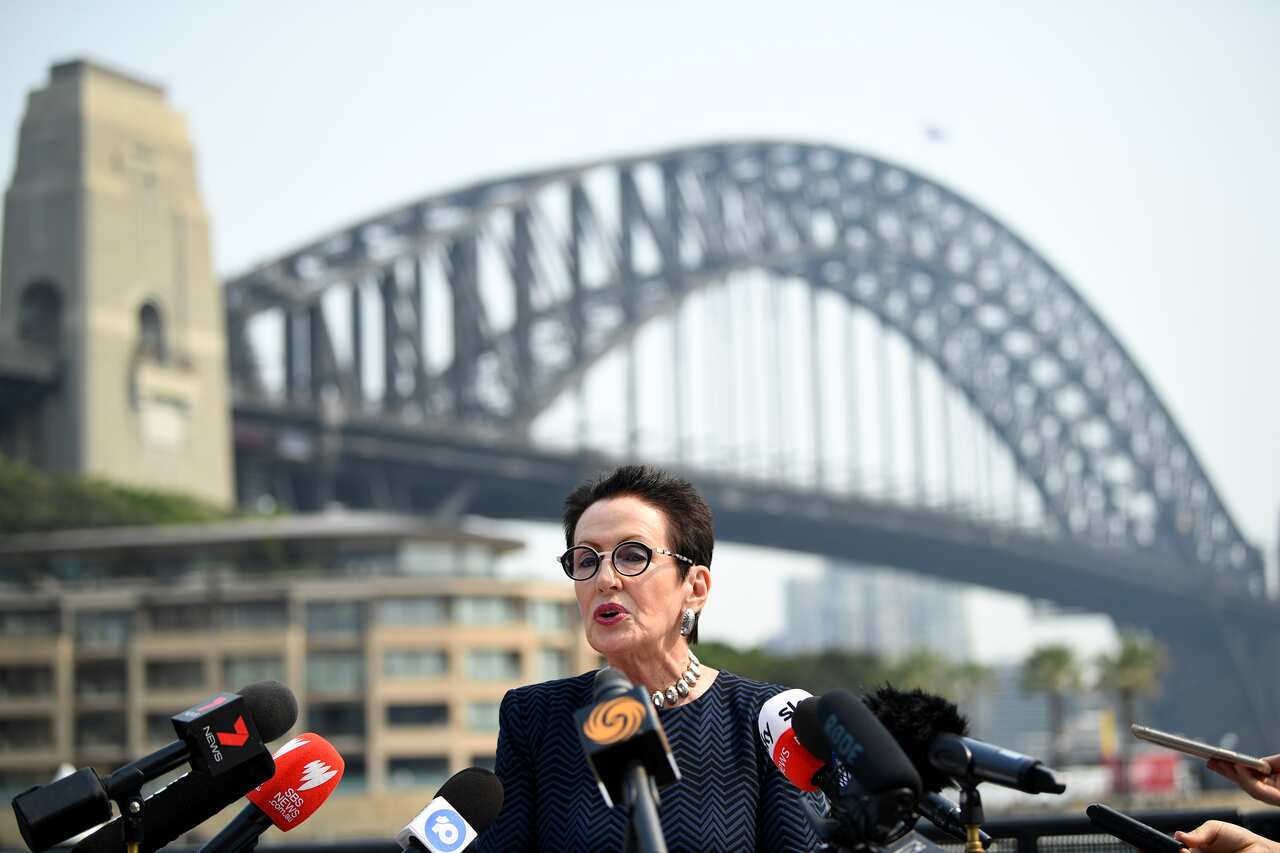 兼任雪梨市長的摩亞，於2012年被迫辭去持有24年的州議會議席。