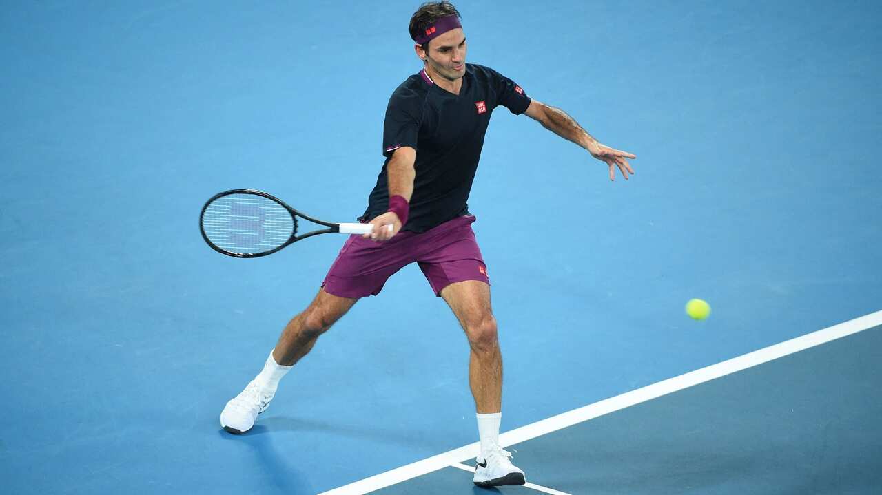 Roger Federer, de Suiza, juega su partido de la segunda ronda en el Abierto de Australia en el Melbourne Park de Melbourne, Australia, el 22 de enero de 2020.