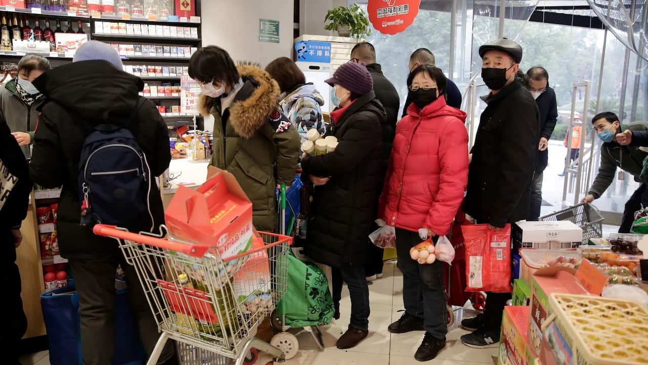 Residentes hacen cola para comprar alimentos en un mercado, a medida que los precios de los alimentos se disparan debido al brote de coronavirus en la ciudad de Wuhan, provincia de Hubei, China, el 23 de enero de 2020.