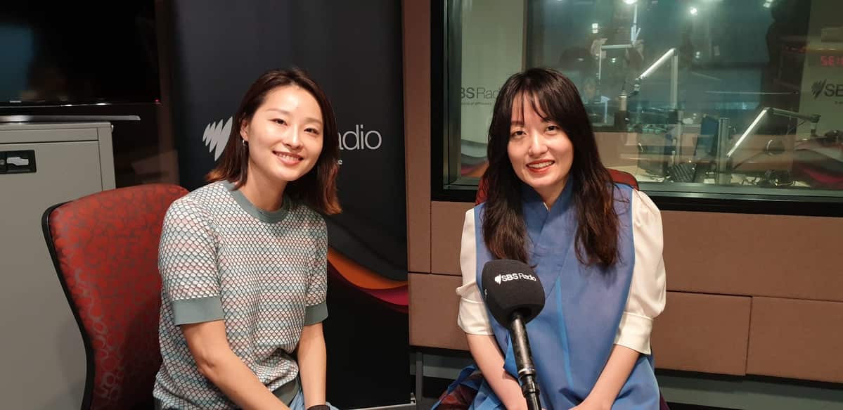 (오른쪽)박소정 시드니 문화원장, 김수아 실무관