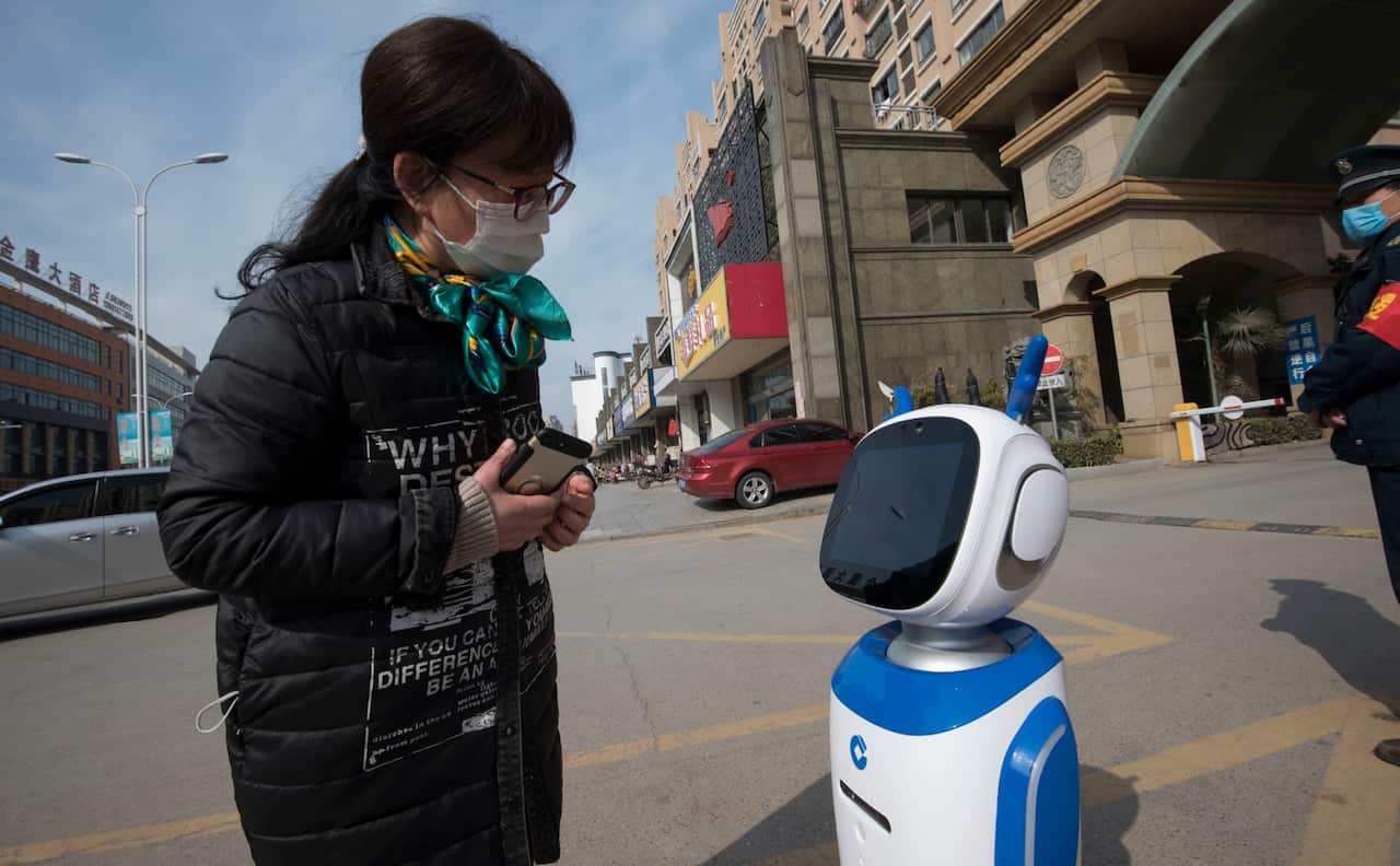 A  robot publicises knowledge about prevention of the new coronavirus and pneumonia to local residents in Hai'an City, China's Jiangsu Province. Feb 19, 2020.