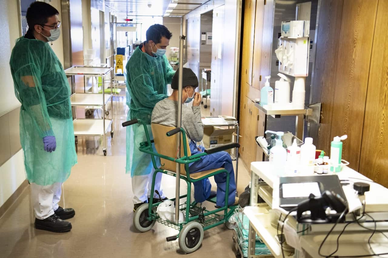 數以百計醫護人員正隔離。