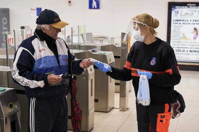 Reparto de mascarillas en España