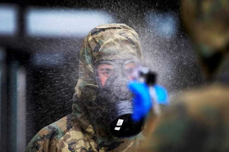 Trabajador sanitario con mascarilla en España