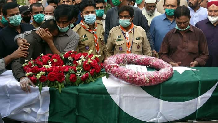 Relatives attend the funeral of Ansar Naqvi, a journalist who was killed in plane crash in Karachi, Pakistan, 30 May 2020. 