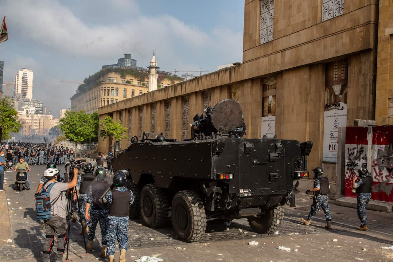 epa08469962 Security forces clash with anti-government protesters during a mass protest against the economic and financial crisis, and to demand early parliamentary elections, in Beirut, Lebanon, 06 June 2020.  EPA/NABIL MOUNZER