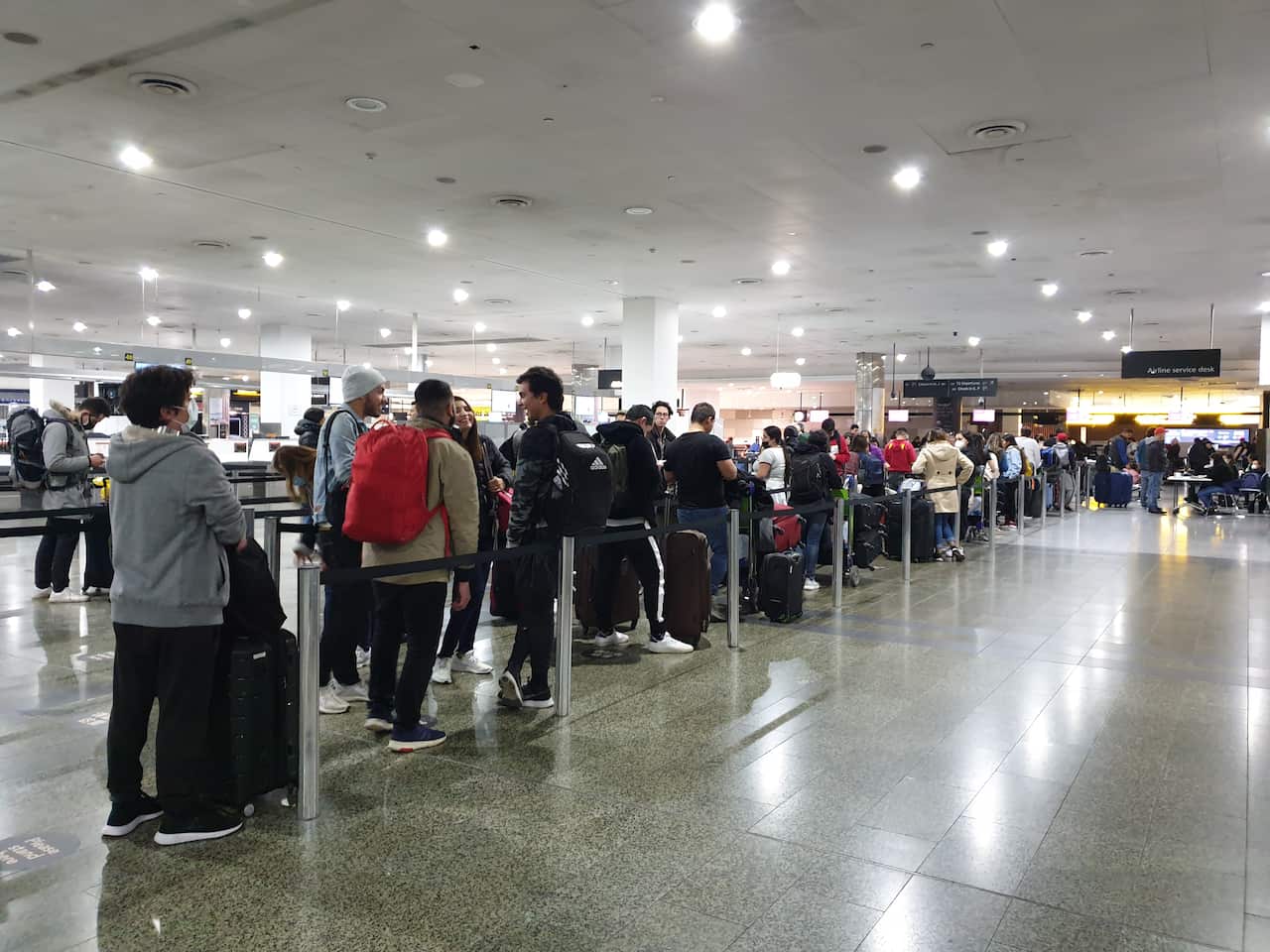 Muchos pasajeros llegaron al aeropuerto cuatro horas antes de la hora de salida. 