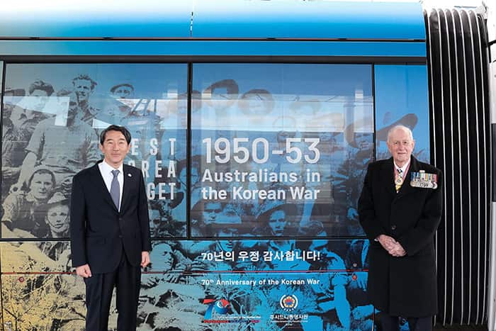 ‘Lest Korea Forget’ 시드니 경전철 캠페인 오프닝. 홍상우 총영사와 한국전 참전용사 이안 크로프트 예비역 해군 제독