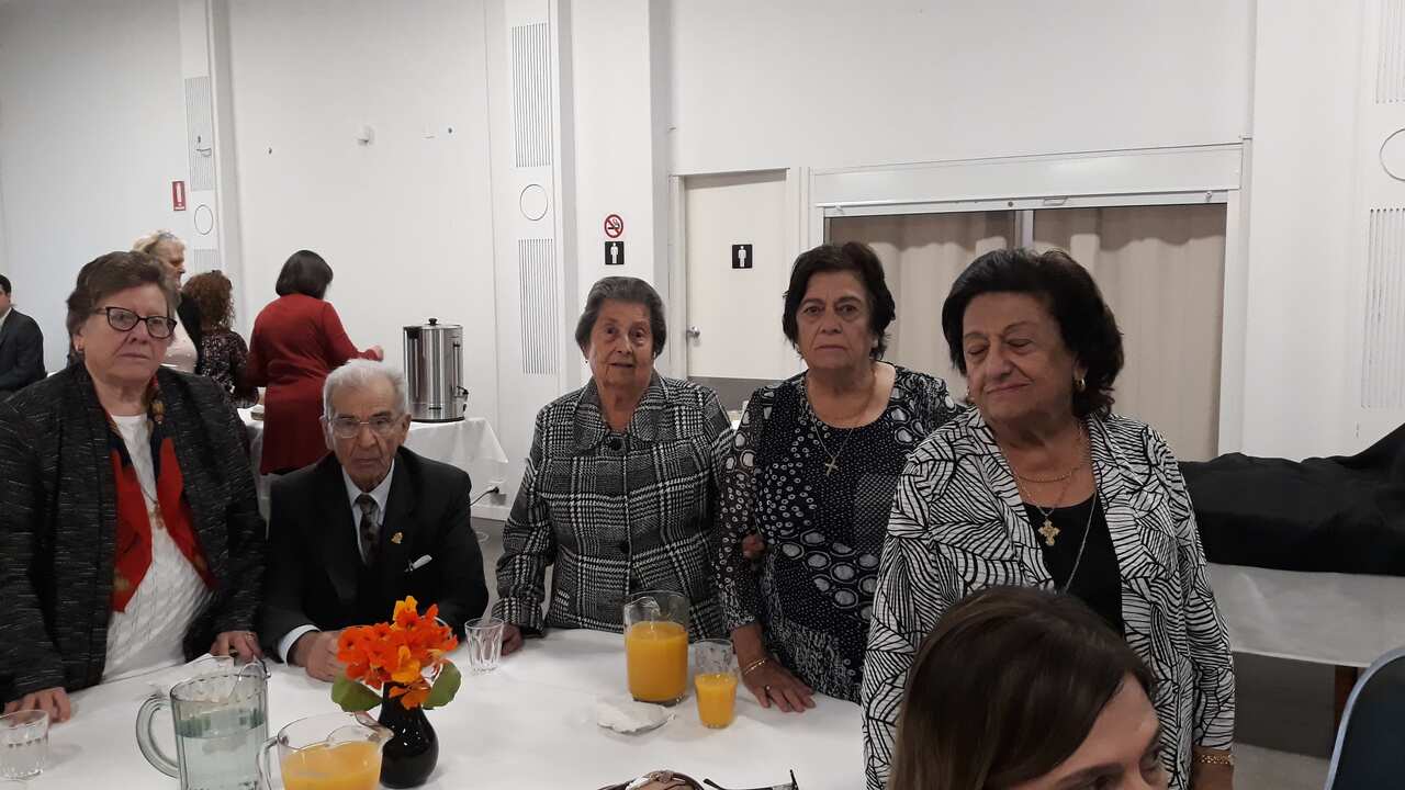 Ομογενείς που διασώθηκαν από οτ ναυάγιο. Στα αριστερά, η κ. Κατίνα Ασβέστη. 