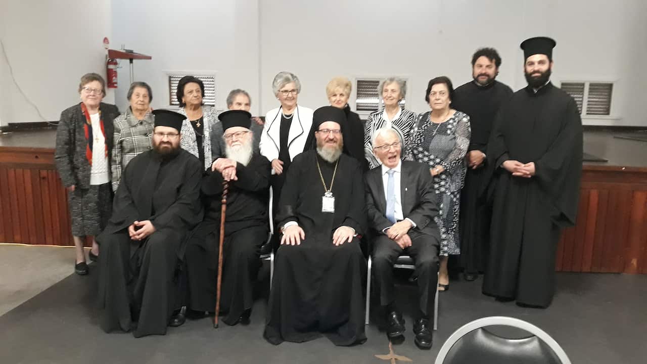 Διακρίνονται οι εννέα επιζώντες του ναυαγίου στη Δυτική Αυστραλία με ιερείς. 