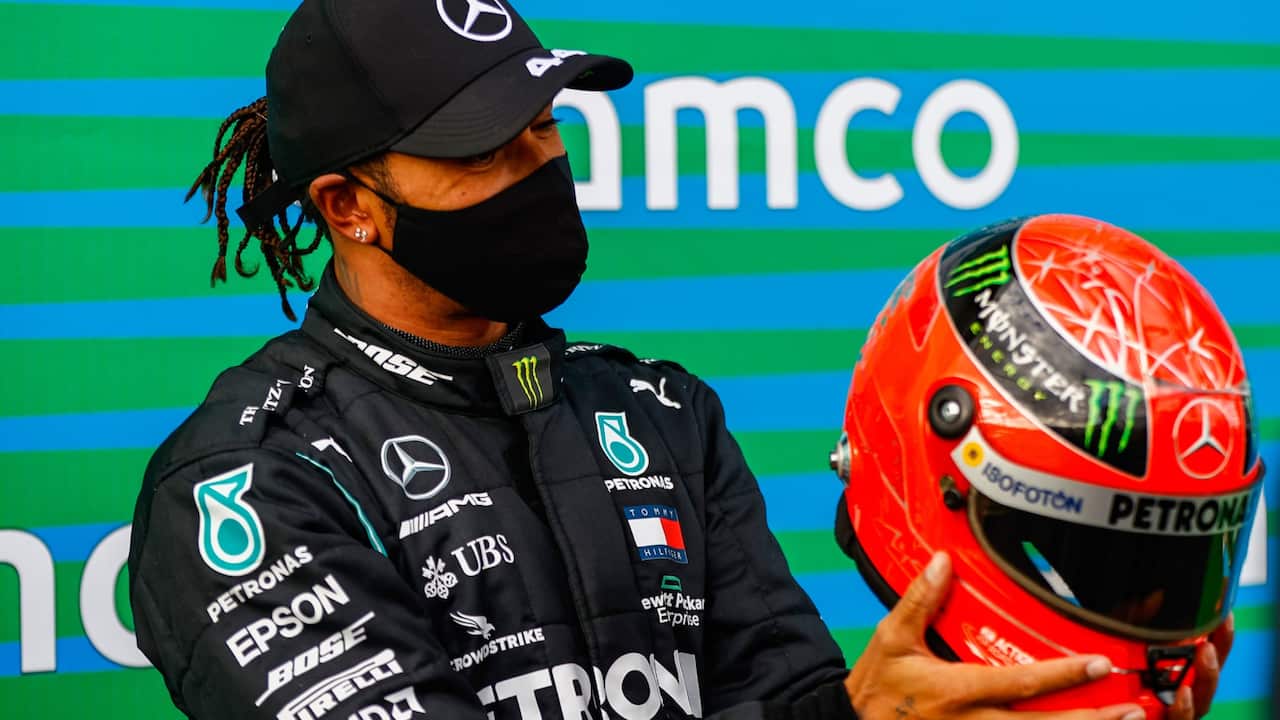 Lewis Hamilton con il casco di Michael Schumacher