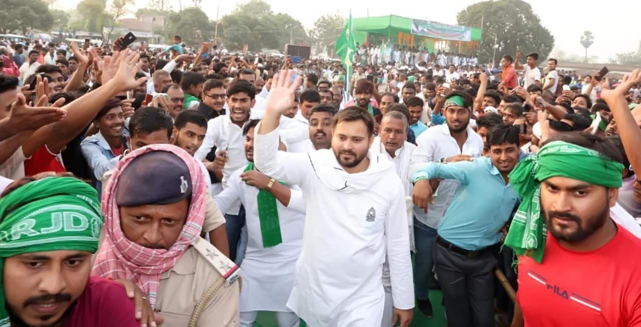  RJD leader Tejashwi Yadav gestures towards the crowd during an election rally ahead of the third phase of Bihar Assembly elections on November 5, 2020 in Mahua, India. (Photo by Santosh Kumar/Hindustan Times/Sipa USA)