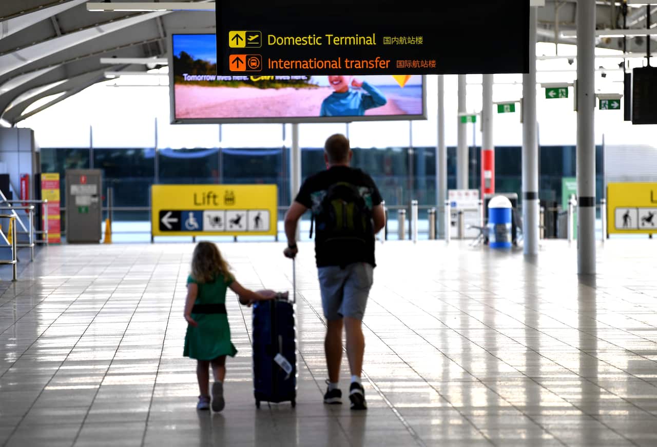 Passageiros no aeroporto de Brisbane: vitorianos liberados para voltar para casa a partir das 18 horas deste sabado.