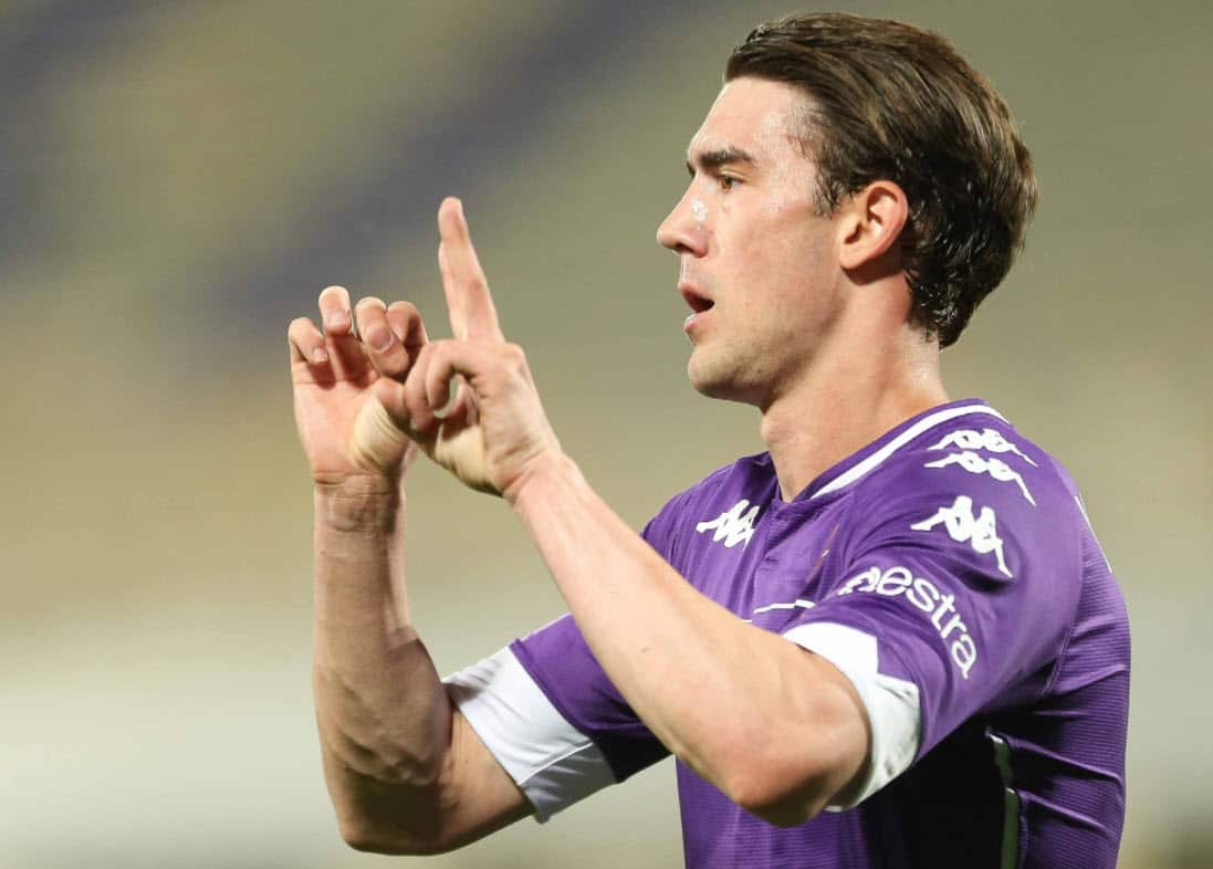 La doppietta di Dusan Vlahovic costa cara alla Lazio in ottica Champions, mentre la Fiorentina si avvicina alla salvezza