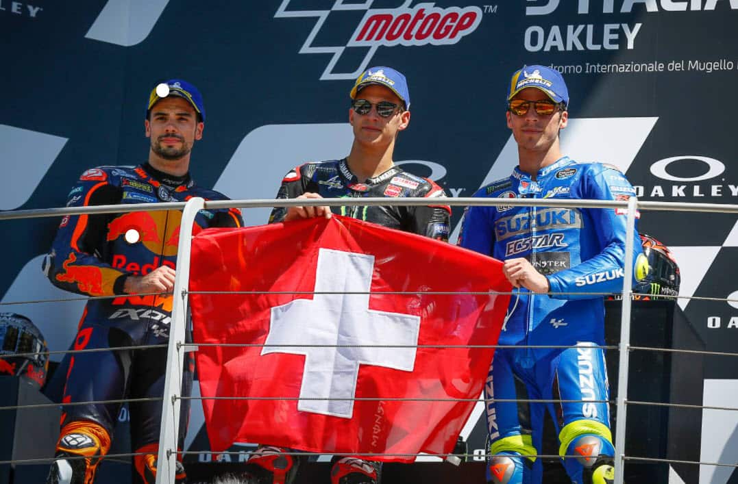 Mugello, l'omaggio dei piloti della motogp alla memoria di Jason Dupasquier, il 19enne centauro della moto3 morto a Firenze in seguito all'incidente nelle prove