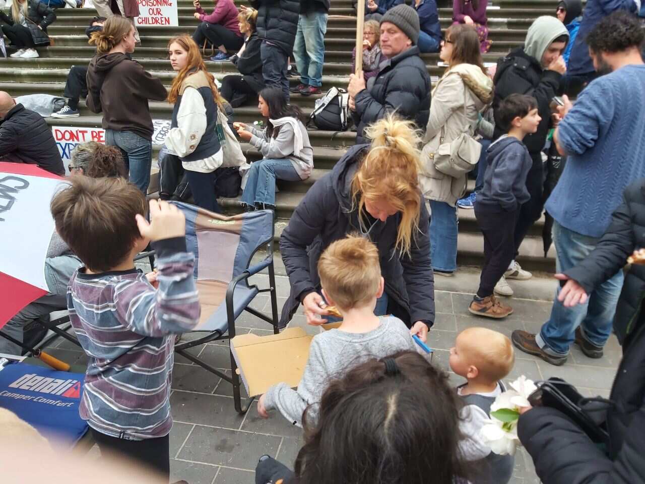 「有不少是帶著一家大小，小孩也一起參加，甚至有殘疾人士坐著輪椅出來，大家有講有笑。」