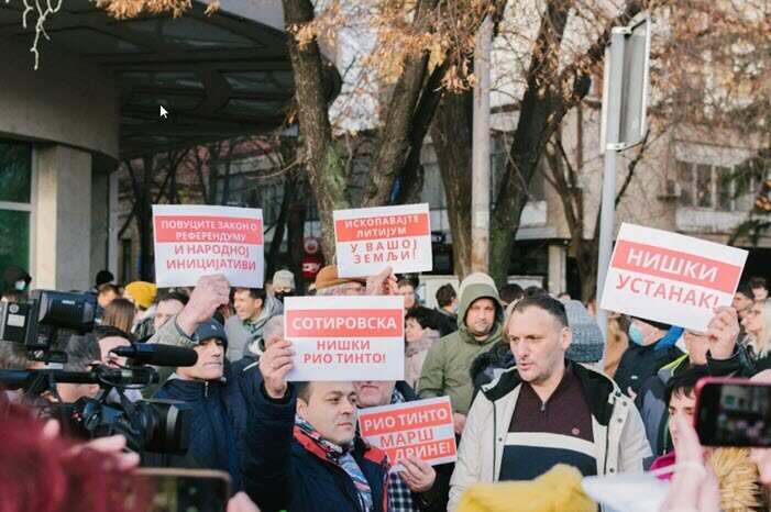 Демонстранти на путу ка Мосту младих