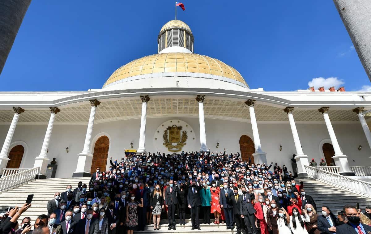 Legisladores recién juramentados posan para una foto en las escalinatas de la Asamblea Nacional en Caracas, Venezuela, el martes 5 de enero de 2021.